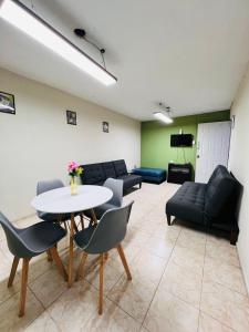 Amplia Casa con Estacionamiento en Fracc Las Americas