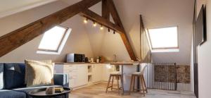 Sea view studio, city center-3