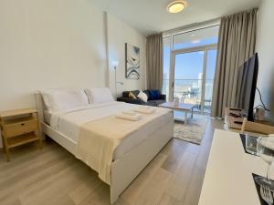 Bloom Heights Studio High Floor with Pool and Gym Access