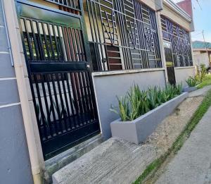 FYLL Homes - Ysabella Suite Stylish Art Deco 1-Bed Apartment with FREE Parking Near Pagsanjan Falls & Caliraya