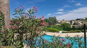 Appartement au calme, avec piscine et vue dégagée