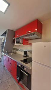Appartement au calme, avec piscine et vue dégagée