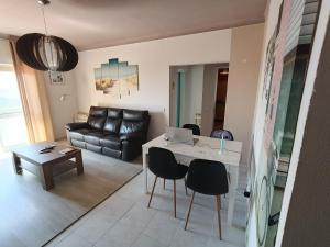 Max Crib Sea front Apart with AC and garage
