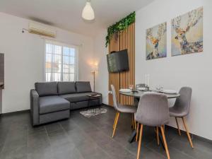 Zadar Seaside Getaway for 5
