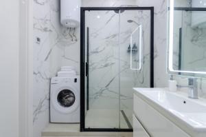 19-408 Central Park, John McCain 7, Kyiv centre, panoramic city view, 15 kW backup power, Petrovdom Apartment