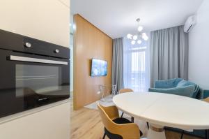 19-408 Central Park, John McCain 7, Kyiv centre, panoramic city view, 15 kW backup power, Petrovdom Apartment