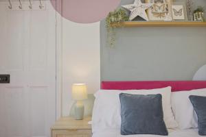 2BR Central, 2 Mins to Town Centre, Free Parking, Fast Wi-Fi By Clarendon Stays