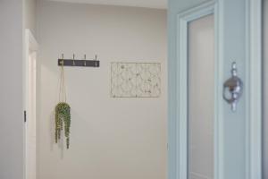 2BR Central, 2 Mins to Town Centre, Free Parking, Fast Wi-Fi By Clarendon Stays