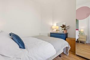 2BR Central, 2 Mins to Town Centre, Free Parking, Fast Wi-Fi By Clarendon Stays