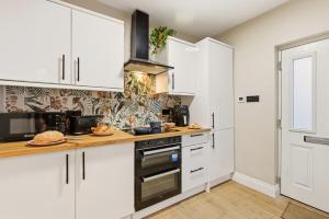 2BR Central, 2 Mins to Town Centre, Free Parking, Fast Wi-Fi By Clarendon Stays