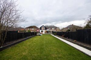 Stunning Family Home with Hot tub in Worsley