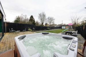 Stunning Family Home with Hot tub in Worsley
