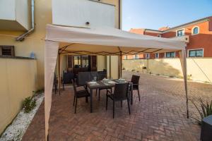 GuestHost - La Rosa dei Venti Flats with Veranda