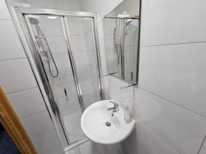 Spacious 3-Bedroom House Near Leeds City Centre By Homebird Property Management Short Lets & Serviced Accommodation Leeds With En-Suite Bathrooms & Free Parking