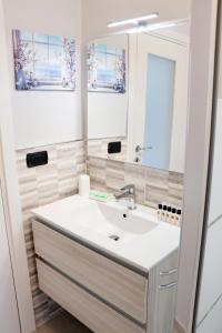 Rosas House - Spacious Apt in the Center with Balcony