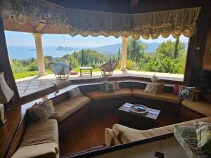 Beautiful Le Faré villa with swimming pools, tennis 15pax