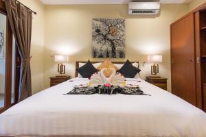 Villa Hitam Putih Legian Bali