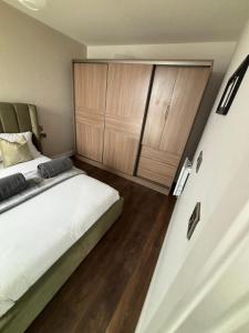 #132 Modern Flat Mins from Royal AlbertDock - For 5 - " Perfect for contractors and Families - Free Parking"