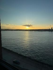 #132 Modern Flat Mins from Royal AlbertDock - For 5 - " Perfect for contractors and Families - Free Parking"
