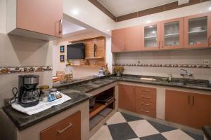 Great 2BR Apt with POOL BBQ and Free Parking