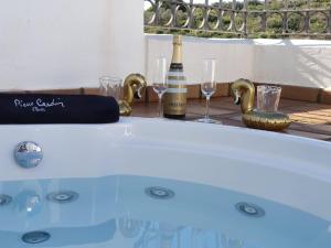 2305 - Luxury villa with sea view and pools