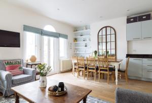 Barons Court 3 bed, 50 meters from Queens Tennis Club