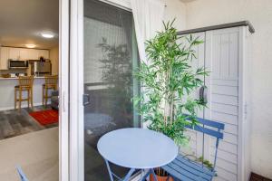 San Diego Studio with Pool Access, 2 Mi to Old Town!