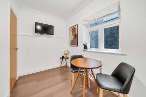 Elevated Studio Living Your Chic Cityscape Awaits