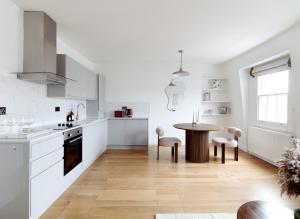 Bright Chelsea apt & sun terrace