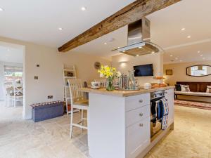 3 Bed in Whitchurch oc-73192