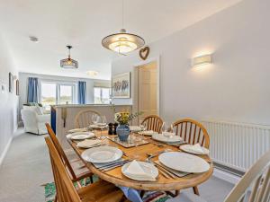 3 Bed in Aberdyfi oc-dy036