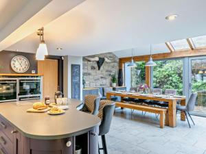 6 Bed in Huddersfield oc-93984