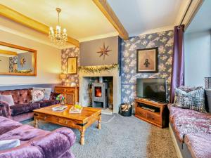 6 Bed in Huddersfield oc-93984