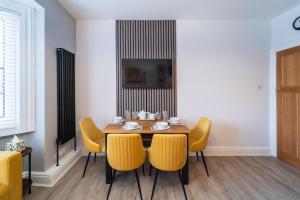 Modern 2 En-Suite Bedrooms Worcester, Free Parking