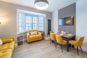 Modern 2 En-Suite Bedrooms Worcester, Free Parking