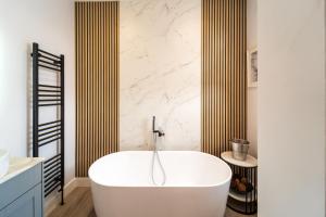 Modern 2 En-Suite Bedrooms Worcester, Free Parking