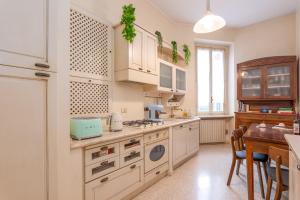 Three-room flat with balcony in Porta Romana