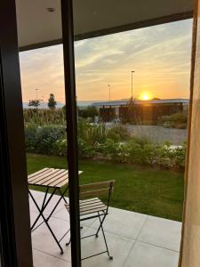 Stunning coastal retreat between mountain and sea!