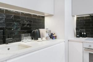 Urban Chic - Luxury 2-Bedroom, Mennica Residence
