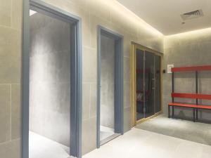 Stylish 2BR, Walk to JBR Beach with Pools & Gym Access