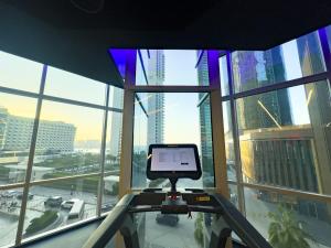 Stylish 2BR, Walk to JBR Beach with Pools & Gym Access