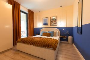 Ivory Design Apt with Balcony by Blvd 36B5 - Free Parking