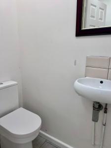 Spacious 5 Bed Contractor House En-suites, Parking & Garden