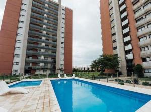 Departamento moderno equipado con balcón