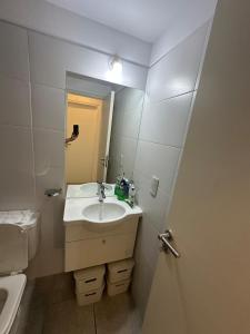 Departamento moderno equipado con balcón