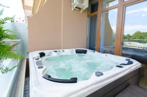 11-240 Pechersk Plaza, Boichuka 17, Kyiv centre, Terrace Jacuzzi, Pechersk view, 15 kW backup power, Petrovdom Apartment