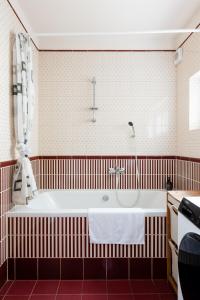 Spacious Spa Zone Home for 4 , Nearby Parking