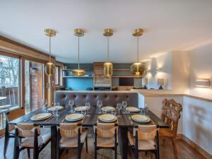 Duplex rénové au cœur de Megève, 3 chambres, cheminée, terrasse, équipements modernes. - FR-1-569-72