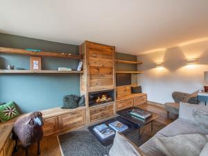 Duplex rénové au cœur de Megève, 3 chambres, cheminée, terrasse, équipements modernes. - FR-1-569-72