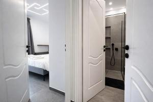 Glyfada Garden Apt with Open Sunset Views by ΜΡS